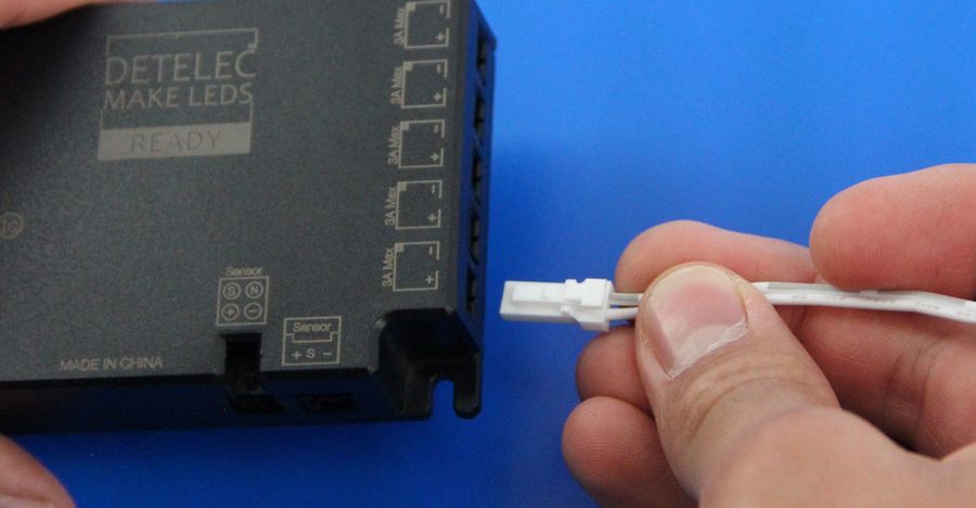 De ledstrip wordt met de plug-and-play connector in de voeding geklikt