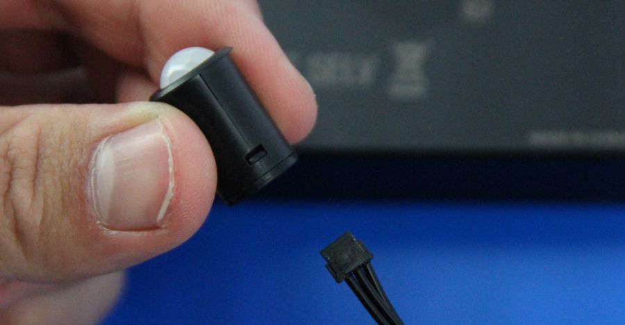 Een sensor met plug-and-play connector wordt aangesloten